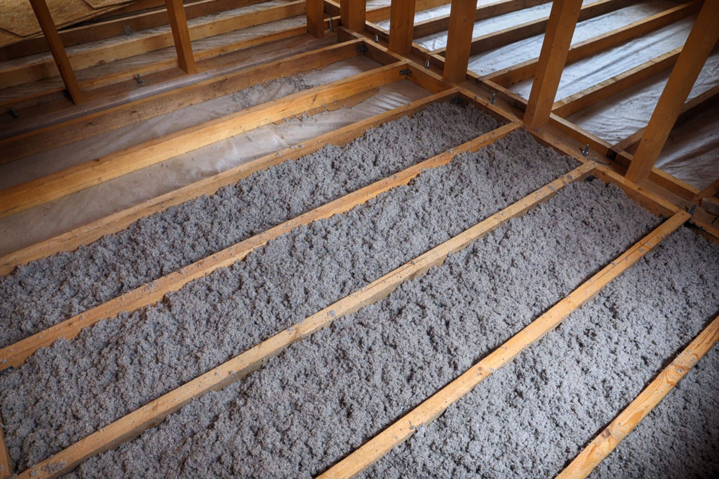 zolder isoleren papiervlokken